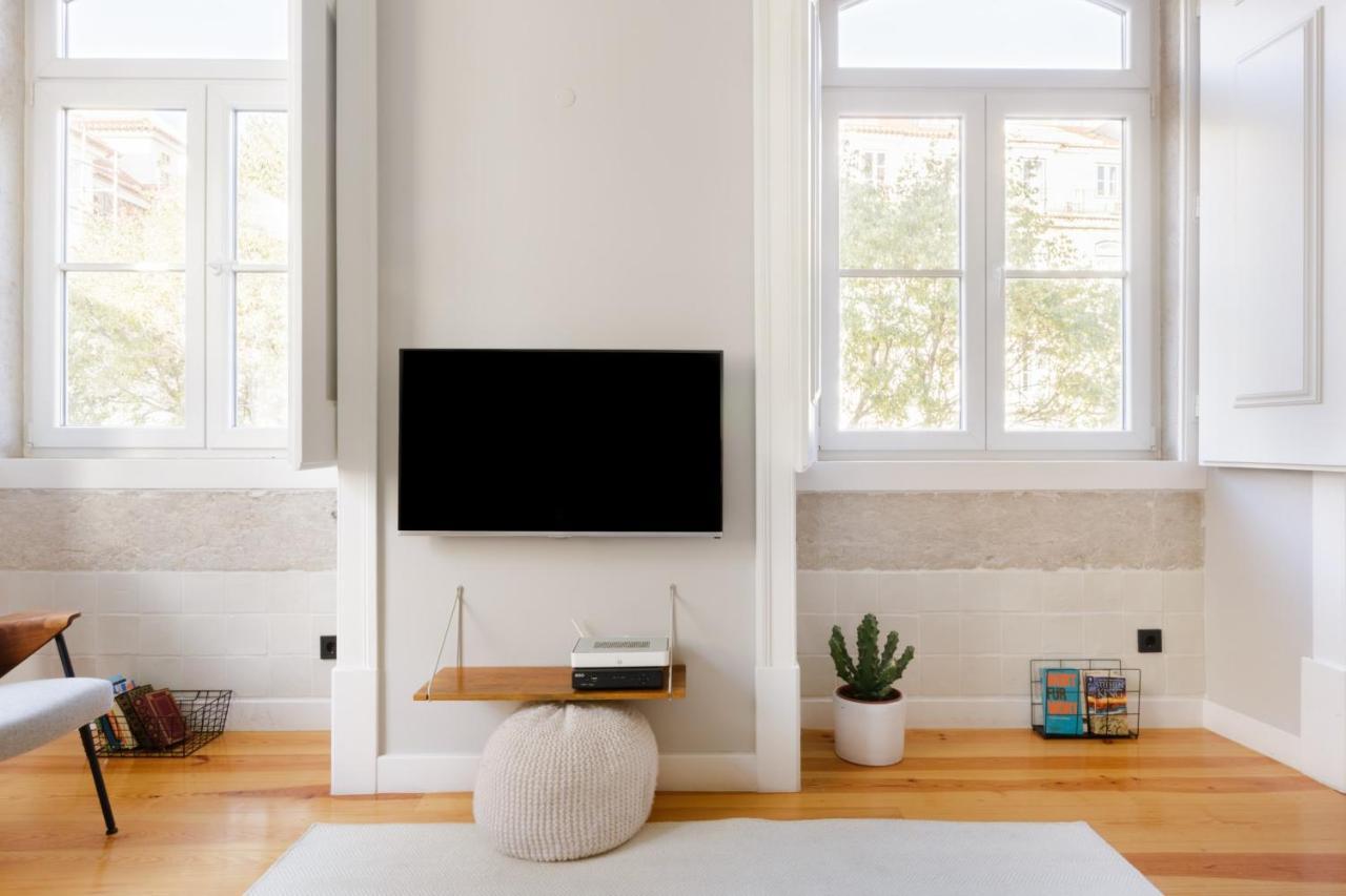Update Urban Chic Flat In 19Th Century Building 2 Bedrooms & 2 Bathrooms & Ac Central Alfama District Lisbona Esterno foto