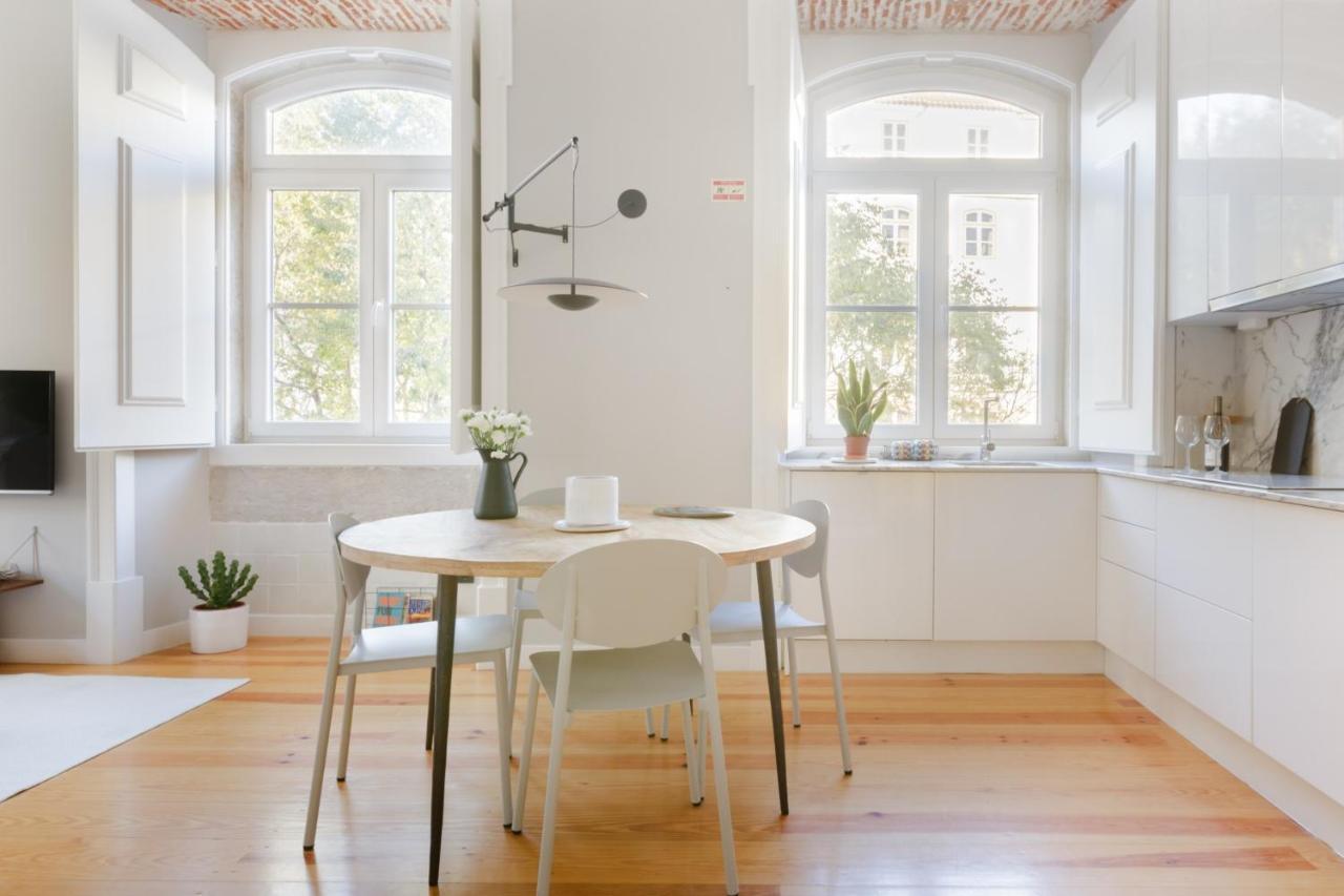 Update Urban Chic Flat In 19Th Century Building 2 Bedrooms & 2 Bathrooms & Ac Central Alfama District Lisbona Esterno foto