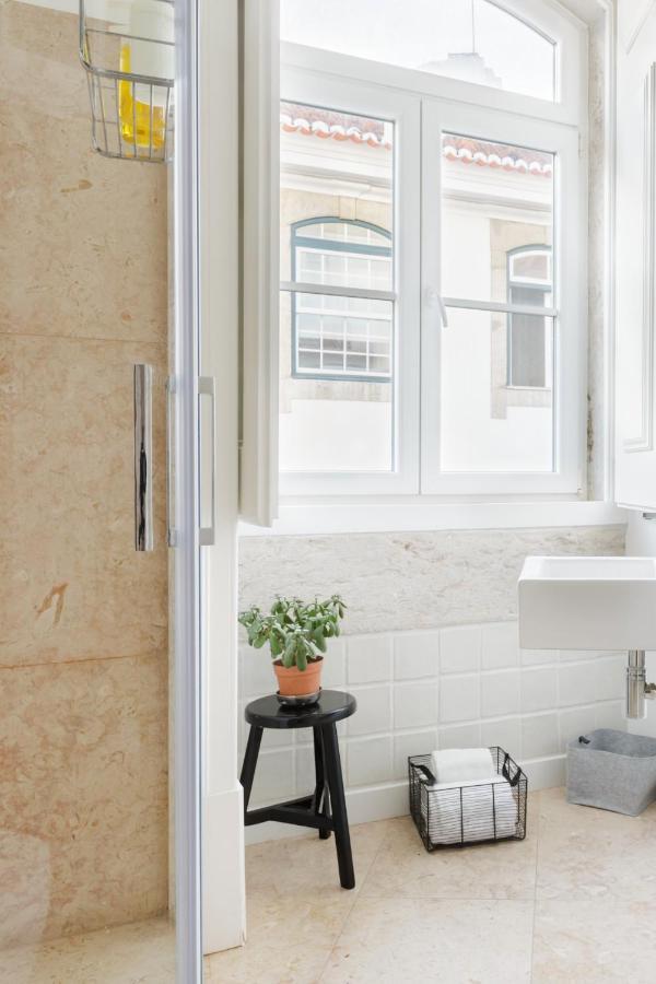 Update Urban Chic Flat In 19Th Century Building 2 Bedrooms & 2 Bathrooms & Ac Central Alfama District Lisbona Esterno foto