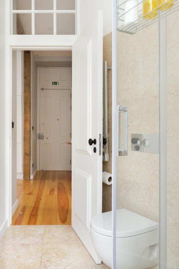 Update Urban Chic Flat In 19Th Century Building 2 Bedrooms & 2 Bathrooms & Ac Central Alfama District Lisbona Esterno foto