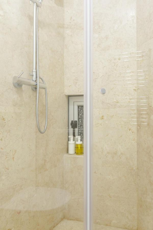 Update Urban Chic Flat In 19Th Century Building 2 Bedrooms & 2 Bathrooms & Ac Central Alfama District Lisbona Esterno foto