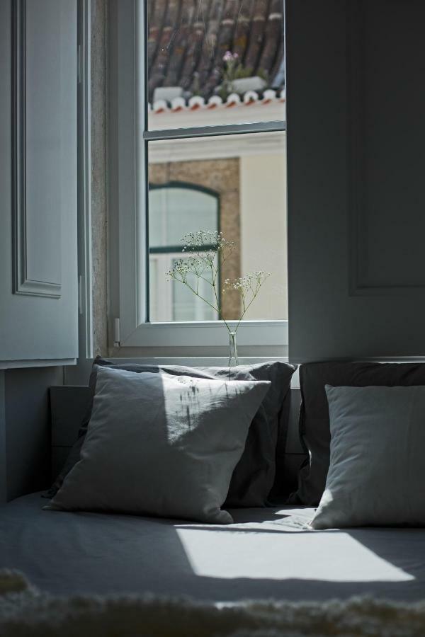 Update Urban Chic Flat In 19Th Century Building 2 Bedrooms & 2 Bathrooms & Ac Central Alfama District Lisbona Esterno foto