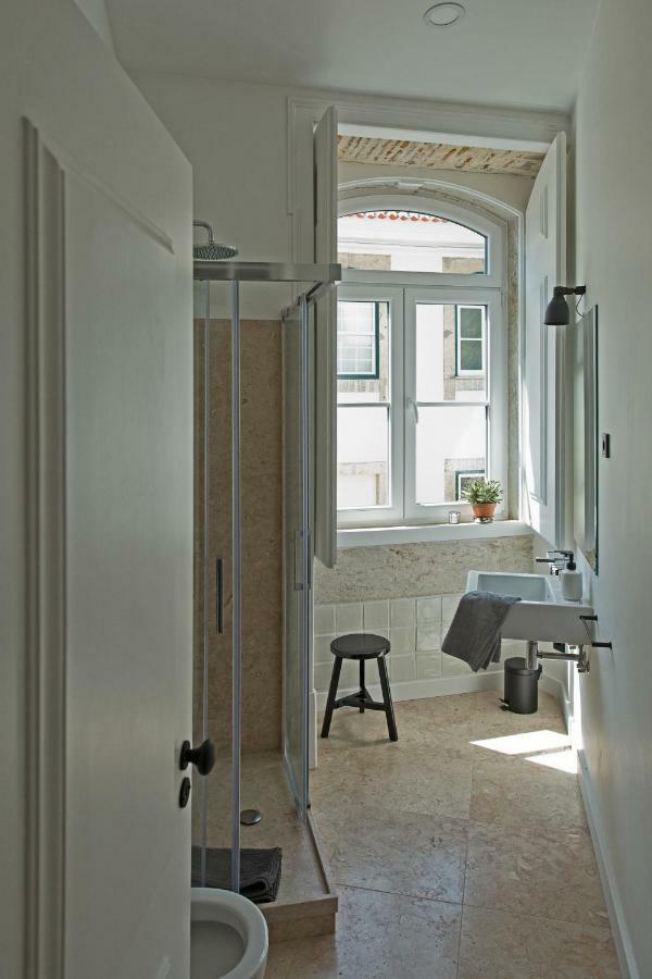 Update Urban Chic Flat In 19Th Century Building 2 Bedrooms & 2 Bathrooms & Ac Central Alfama District Lisbona Esterno foto